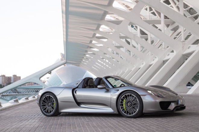 5- Porsche 918 Spyder: Porsche 918 Spyder được sản xuất tại Đức, sử dụng động cơ V8 4.6 lít, tổng công suất 887 mã lực (từ động cơ xăng và hai động cơ điện). Thời gian tăng tốc từ 0 lên 100 km/h sau 2,5 giây. Giống nhiều mẫu xe đua, 918 Spyder chủ yếu sử dụng vật liệu làm từ chất dẻo sợi carbon nên trọng lượng nhẹ nhưng siêu cứng. Giá bán 845.000 USD.