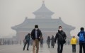 Bức ảnh này chụp ngày 24/4/2014 cho thấy du khách phải đeo khẩu trang khi thăm quan Thiên Đàn trong khói bụi bao phủ ở Bắc Kinh. (Ảnh: STR/AFP/Getty Images)
