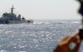 Một nhân viên bảo vệ bờ biển Việt Nam chụp ảnh một con tàu của Lực lượng bảo vệ bờ biển Trung Quốc trên Biển Đông vào ngày 14/5/2014, ngoài khơi bờ biển miền Trung Việt Nam. Chính quyền Trung Quốc hiện đang bảo vệ không phận trên khu vực này. (Ảnh: Hoàng Đình Nam/AFP/Getty Images)