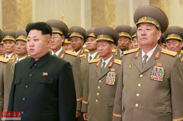 Tướng Hyon Yong Chol (trái) đứng cạnh lãnh đạo Triều Tiên Kim Jong Un.