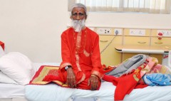 Ông Prahlad Jani ngồi trên giường tại bệnh viện Sterling ở Ahmedabad . (Ảnh: Collective Education)
