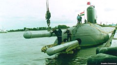 Ảnh minh họa: Tên lửa Klub được đưa lên tàu ngầm Kilo của Hải quân Ấn Độ. (Facebook)