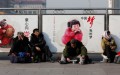 Một người ăn xin ở ga tàu Bắc Kinh ngày 2/3/2014, tại Bắc Kinh, Trung Quốc. Các nền kinh tế phát triển được đặt trên cơ sở một tầng lớp trung lưu đông đảo. Đây là điều mà Trung Quốc vẫn chưa đạt được (Ảnh: Lintao Zhang/Getty Images)