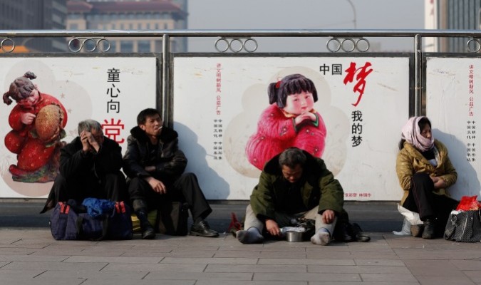 Một người ăn xin ở ga tàu Bắc Kinh ngày 2/3/2014, tại Bắc Kinh, Trung Quốc. Các nền kinh tế phát triển được đặt trên cơ sở một tầng lớp trung lưu đông đảo. Đây là điều mà Trung Quốc vẫn chưa đạt được (Ảnh: Lintao Zhang/Getty Images)