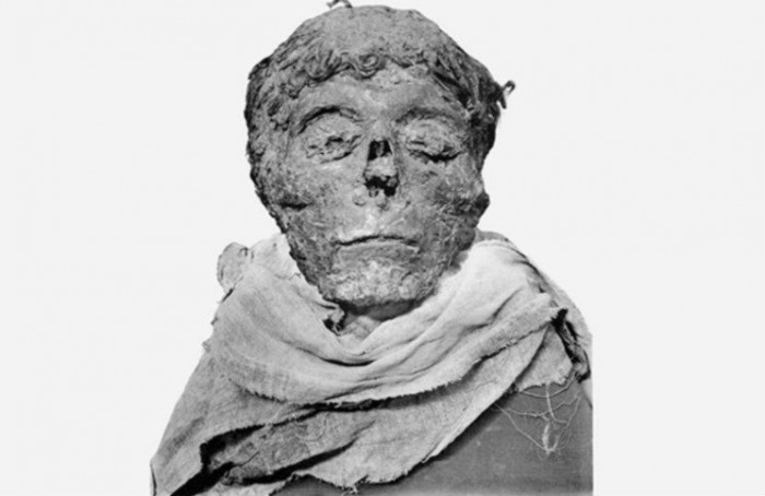 Đầu xác ướp của Pharaoh Ai Cập Ahmose I, vị vua có thể được sinh ra bởi cặp cha mẹ là anh chị em. (Wikimedia Commons)