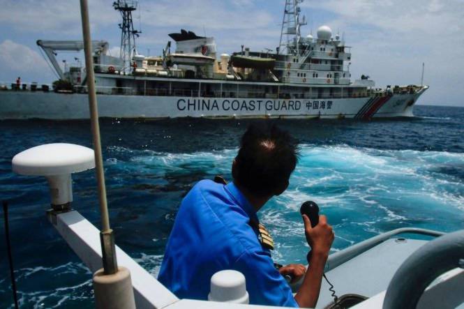 Tàu cảnh sát biển Trung Quốc tiến gần một tàu Malaysia trên biển Đông - Ảnh: Getty Images