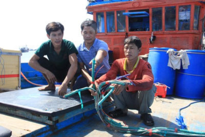 Ngày 10/6/2015, tàu cá của ngư dân Nguyễn Văn Phú, xã Bình Châu, huyện Bình Sơn (Quảng Ngãi) bị Trung Quốc phá ngư lưới cụ khi đang đánh bắt ở Hoàng Sa. Ảnh: Tử Trực