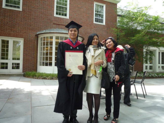 Trần Đắc Minh Trung (trái) chụp hình lưu niệm cùng người thân tại lễ tốt nghiệp hệ cao học ĐH Harvard vào năm 2014 - Ảnh: T.T.