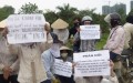 Nhiều nông dân nghèo mất ruộng ở Việt Nam đi biểu tình đòi đất vì không được bồi thường thỏa đáng.