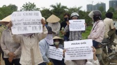Nhiều nông dân nghèo mất ruộng ở Việt Nam đi biểu tình đòi đất vì không được bồi thường thỏa đáng.