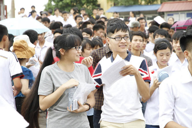 Thí sinh kết thúc môn thi sinh học tại trường THPT Ngô Quyền (Thái Nguyên) - Ảnh: Quang Thế