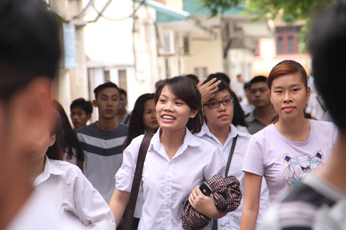 Tại điểm thi Trung tâm hướng nghiệp và giáo dục thường xuyên tỉnh Quảng Ninh, nhiều sĩ tử vui tươi ra về sau khi kết thúc môn thi cuối cùng - Ảnh: Đức Hiếu