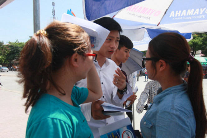 Các thí sinh trao đổi về đề thi bên ngoài điểm thi trường ĐH Hải Phòng - Ảnh: Tiến Thắng