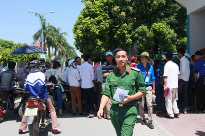 Một thí sinh bên quân đội ra sớm tại điểm thi trường ĐH Hải Phòng - Ảnh: Tiến Thắng