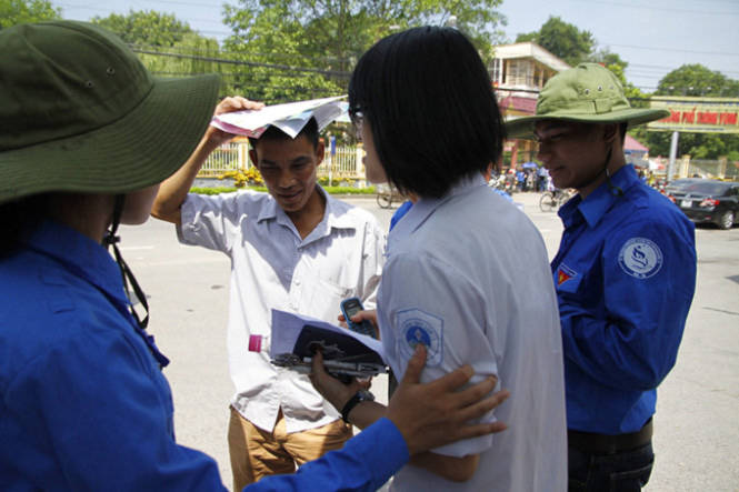 Lực lượng tình nguyện viên hỏi thăm, chúc mừng thí sinh và phụ huynh - Ảnh: Nam Trần