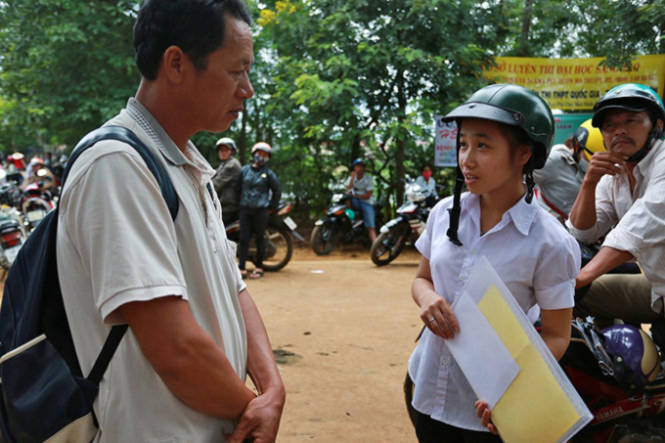 Thí sinh Nguyễn Thị Minh Phương chia sẻ với phụ huynh về bài thi - Ảnh: Tiến Thành