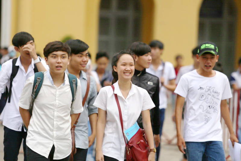Thí sinh trao đổi bài sau khi hoàn tất môn hóa tại cụm thi trường ĐH Saì Gòn - Ảnh: Như Hùng