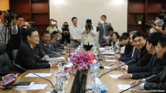 Đoàn đại diện Việt Nam và Campuchia trong buổi họp về vấn đề biên giới giữa hai nước tại Phnom Penh hôm 7/7/2015.