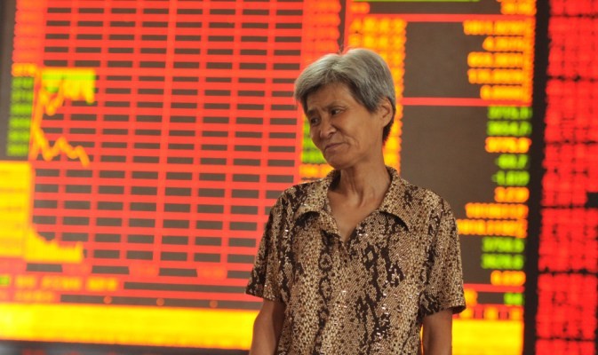 Một nhà đầu tư quan sát thị trường chứng khoán vào ngày 7/7/2015 tại tỉnh An Huy, Trung Quốc (Ảnh: ChinaFotoPress/ Getty Images)