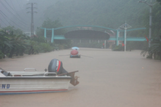 Nước ngập sâu gần 2m trên quốc lộ 18 đoạn thuộc khu vực dốc đèo Bụt (TP Cẩm Phả) trong ngày 29-7 - Ảnh: Tiến Thắng