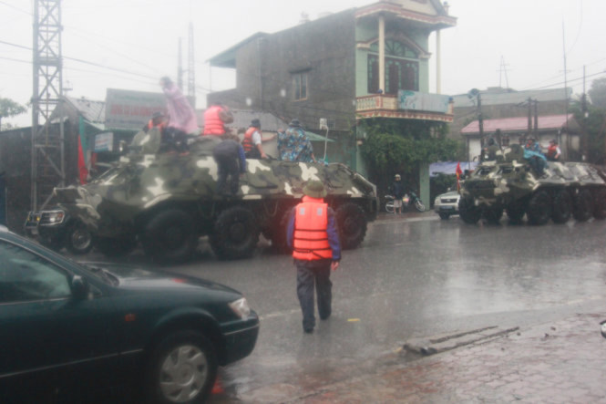 Xe đặc chủng của quân đội được huy động để sơ tán người dân tại những điểm xung yếu ở Mông Dương, Quảng Ninh - Ảnh: Tiến Thắng