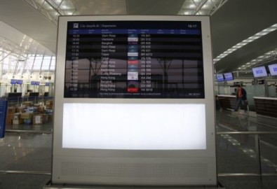 Bảng thông tin chuyến bay bên trong sân bay quốc tế Nội Bài ở Hà Nội.