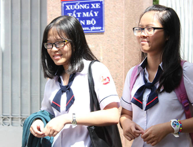 Thí sinh ra khỏi trường thi sau 2/3 thời gian tại điểm thi Trường THPT Gia Định - Ảnh: Hồng Nguyên