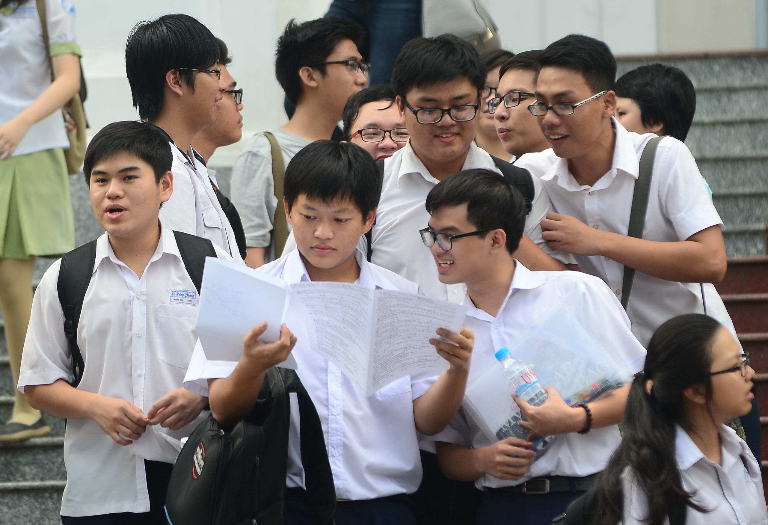 Thí sinh ra về sau khi kết thúc môn thi Vật lý tại Trường ĐH Sư phạm TP.HCM chiều 2-7 - Ảnh: Quang Định