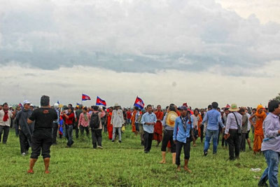 Ngày 19 tháng 7 vừa qua, hàng ngàn người Campuchia do Đảng Cứu Quốc dẫn đầu đã đến khu vực biên giới giữa Campuchia và Việt Nam ở cột mốc 203 Ngày 19 tháng 7 vừa qua, hàng ngàn người Campuchia do Đảng Cứu Quốc dẫn đầu đã đến khu vực biên giới giữa Campuchia và Việt Nam ở cột mốc 203
