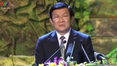 Chủ tịch nước Trương Tấn Sang bước lên bục phát biểu trong chương trình 'Khát vọng đoàn tụ' tối 27/7 tại Hà Nội.