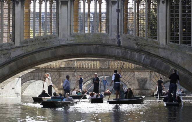 <b>4. Đại học Cambridge</b><br><br>Quốc gia: Anh<br>Xếp hạng trong nước: 1<br>Xếp hạng về chất lượng giáo dục toàn cầu: 2<br>Xếp hạng về công việc của sinh viên sau tốt nghiệp: 10<br>Tổng điểm: 96,81/100<br><br><i>Nguồn: Center for World University Rankings</i> <b>4. Đại học Cambridge</b><br><br>Quốc gia: Anh<br>Xếp hạng trong nước: 1<br>Xếp hạng về chất lượng giáo dục toàn cầu: 2<br>Xếp hạng về công việc của sinh viên sau tốt nghiệp: 10<br>Tổng điểm: 96,81/100<br><br><i>Nguồn: Center for World University Rankings</i>