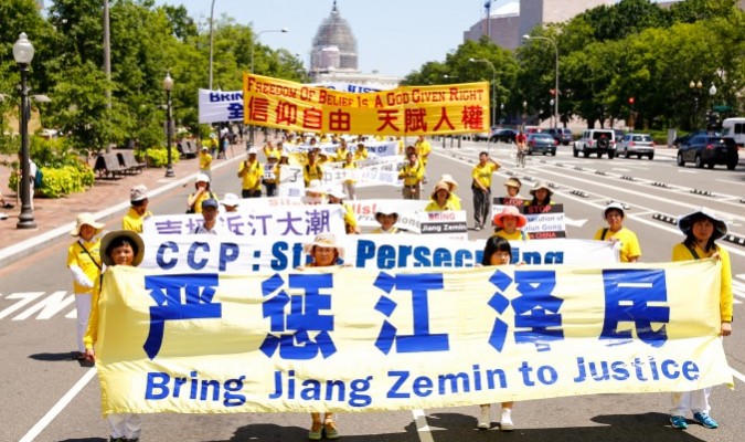 Những người luyện tập Pháp Luân Công đi bộ trong một cuộc diễu hành ở Washington vào ngày 16/7/2015 để kêu gọi chấm dứt cuộc đàn áp do cựu lãnh đạo Đảng Cộng sản Trung Quốc Giang Trạch Dân phát động. (Ảnh: Edward Dye/Đại Kỷ Nguyên tiếng Anh)
