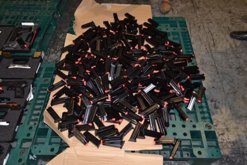 Quá trình kiểm tra, lực lượng chức năng phát hiện 94 khẩu súng ngắn quân dụng và 472 băng đạn chưa qua sử dụng. Số lượng vũ khí này từ Cộng hòa Séc thẩm lậu vào lãnh thổ Việt Nam, được cất giấu rất tinh vi.