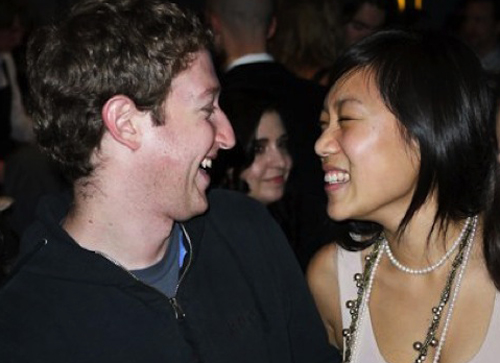 Mark Zuckerberg gặp vợ là Priscilla Chan lần đầu tiên khi đứng chờ đến lượt vào ... toilet năm 2003. Cũng trong năm này, ý tưởng đầu tiên về Facebook manh nha trong đầu Mark