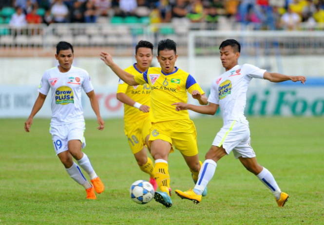 
			Chiến thắng 3-1 trước Sông Lam Nghệ An (áo vàng) hôm 22-8 ở vòng 22 đã mở ra hi vọng trụ hạng cho Hoàng Anh Gia Lai (trắng). Ảnh: ANH TIẾN
			