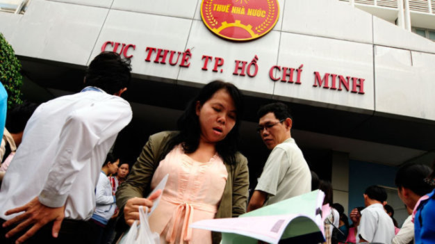 Doanh nghiệp và người dân khi đi làm thủ tục quyết toán thuế - Ảnh: Thuận Thắng