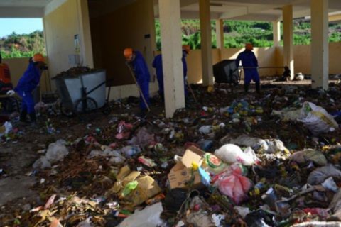 Công đoạn phân loại rác thủ công tại Nhà máy Xử lý rác thải rắn sinh hoạt ở huyện đảo Lý Sơn, tỉnh Quảng NgãiẢnh: TỬ TRỰC