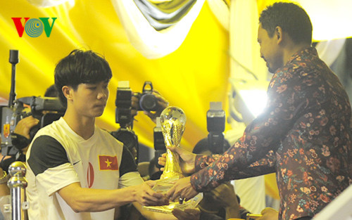 Công Phượng của U19 Việt Nam nhận giải cầu thủ xuất sắc nhất (Ảnh: Nhung Trần).