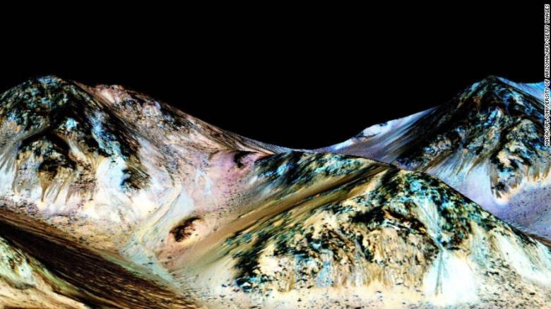 Trong bức ảnh này, những vệt tối, hẹp là dòng nước chảy từ đỉnh xuống trên bề mặt Sao Hỏa. Ảnh: NASA