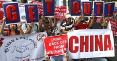 Khoảng 200 người Philippines và Việt Nam đã cùng nhau diễu hành tại thủ đô Manila, Philippines trong thứ Sáu ngày 16/5, yêu cầu Trung Quốc dỡ giàn khoan trái phiếu khỏi vùng đặc quyền kinh tế của Việt Nam