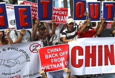Khoảng 200 người Philippines và Việt Nam đã cùng nhau diễu hành tại thủ đô Manila, Philippines trong thứ Sáu ngày 16/5, yêu cầu Trung Quốc dỡ giàn khoan trái phiếu khỏi vùng đặc quyền kinh tế của Việt Nam