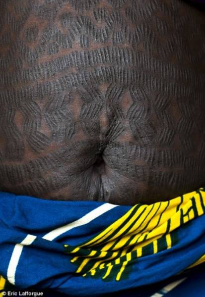 Tây Phi: Nơi những người phụ nữ rạch sẹo lên mặt để làm đẹp