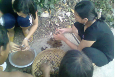 Một gia đình trên đảo Lý Sơn đang làm sò lông nấu cháo