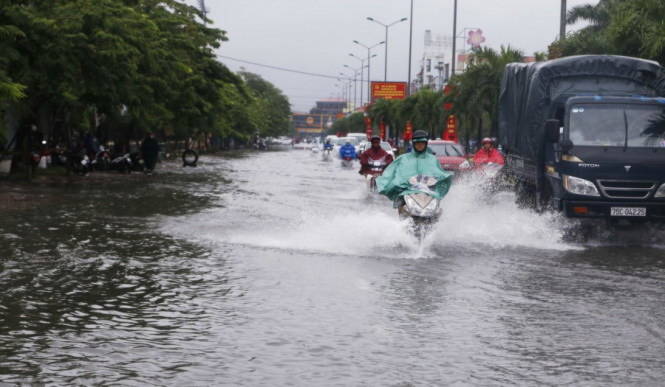 Nước ngập trắng đường Lê Quí Đôn