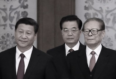 (Từ trái sang phải) Tổng Bí Thư Tập Cận Bình cùng người tiền nhiệm Hồ Cẩm Đào và Giang Trạch Dân đến dự lễ chào mừng ngày Quốc Khánh, kỷ niệm ngày thành lập Nước Cộng Hòa Nhân Dân Trung Hoa lần thứ 65 tại Đại Lễ Đường Nhân Dân ngày 30/9/2014, tại Bắc Kinh, Trung Quốc. (Feng Li/Getty Images)