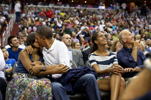 Khoảnh khắc đẹp của vợ chồng Obama trong 23 năm chung sống