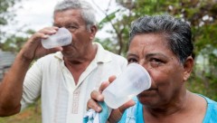 Two people drink water from the water supply system in Bella Vista, Las Lomas, province of Cocle, Panama. Photo: Gerardo Pesantez / World Bank