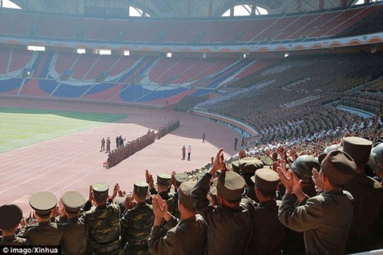 Kim Jong Un luôn được vỗ tay nhiệt liệt trong mỗi sự kiện diễu hành hay duyệt binh mà ông xuất hiện.