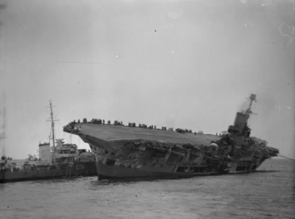Tàu sân bay HMS Ark Royal bị đánh đắm và Oscar vẫn sống sót