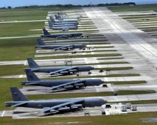 Các oanh tạc cơ chiến lược B-52 của Mỹ bố trí tại căn cứ không quân trên đảo Guam. Ảnh nguoiduatin.vn
